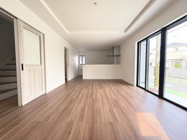 【居間・リビング】 | 福岡市城南区長尾4丁目2期　3号棟（全4棟）【仲介手数料無料・0円】 | 現地写真。リビングです。