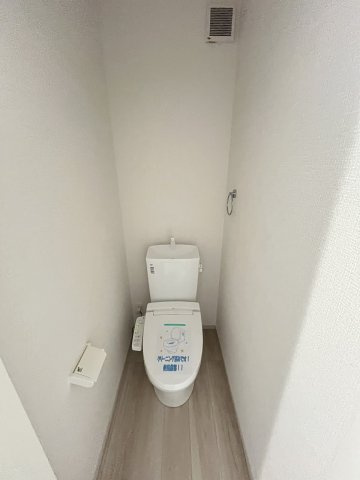 【トイレ】 | 福岡市城南区長尾4丁目2期　4号棟（全4棟）【仲介手数料無料・0円】 | 現地写真。