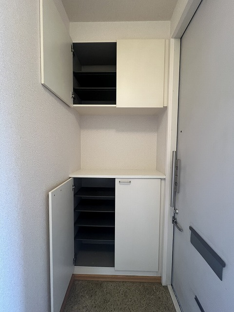 熊本市東区長嶺東７丁目のアパートの玄関