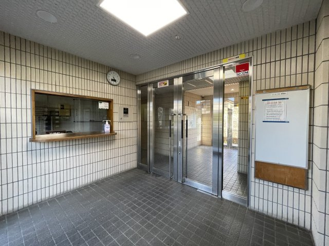 中古マンション　レインボー行田　4階のエントランス|日勤ですが管理人がいるエントランスで安心感+モニター付きインターホンありでセキュリティーも安心♪