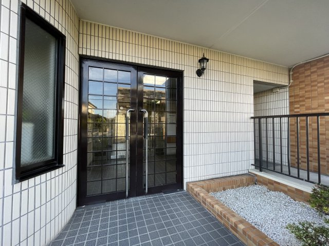 中古マンション　レインボー行田　4階のエントランス|オートロックエントランス+防犯カメラ付きでセキュリティー対策充実！