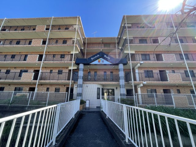 中古マンション　レインボー行田　4階の外観|北側の道路からエントランスに向かう通路になります！