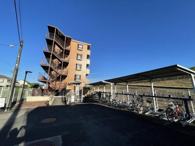 中古マンション　レインボー行田　4階の駐輪場|敷地内に駐輪場あり♪残念ながら敷地内駐車場は空きがございません。