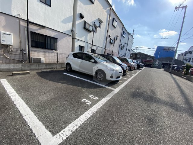 サンビレッジ・なかもりE棟の駐車場