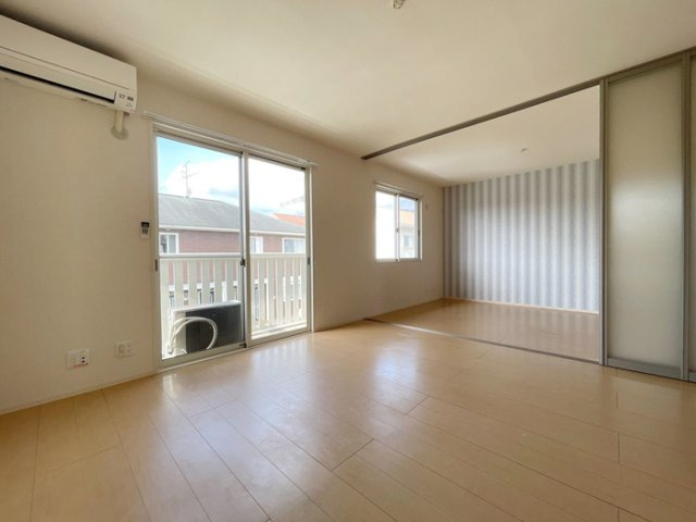 葛城市長尾のアパートの居間・リビング