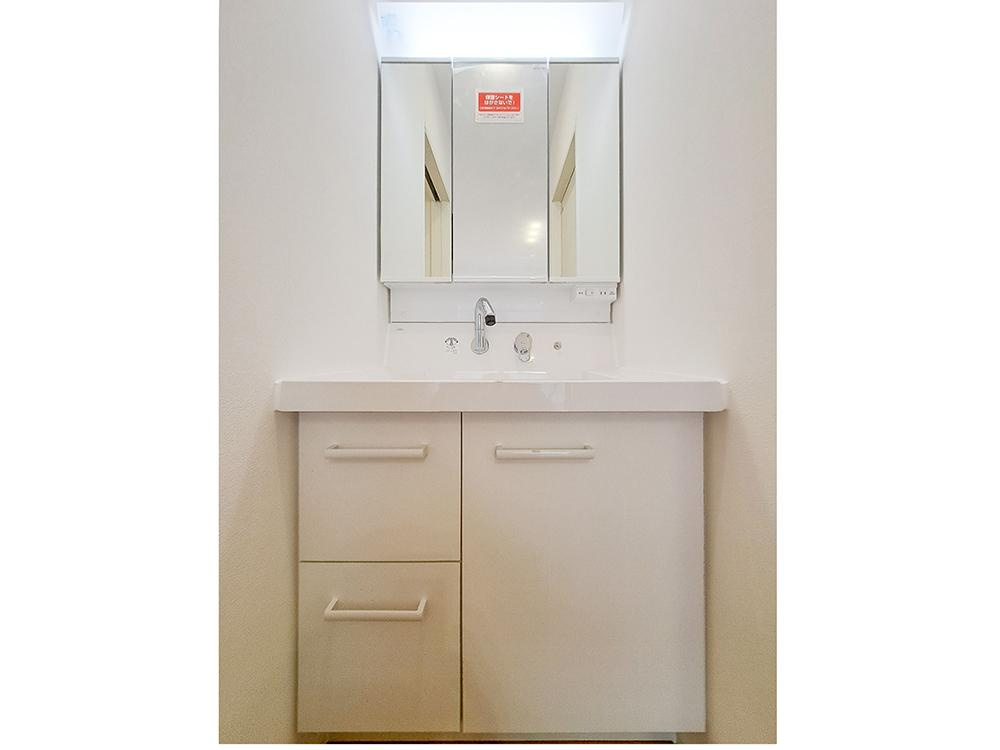 斐川町上直江　新築戸建て　平屋建て　令和7年9月完成予定の独立洗面台|クシル製洗面台
曇り止めコート、三面鏡裏・キャビネット収納付き