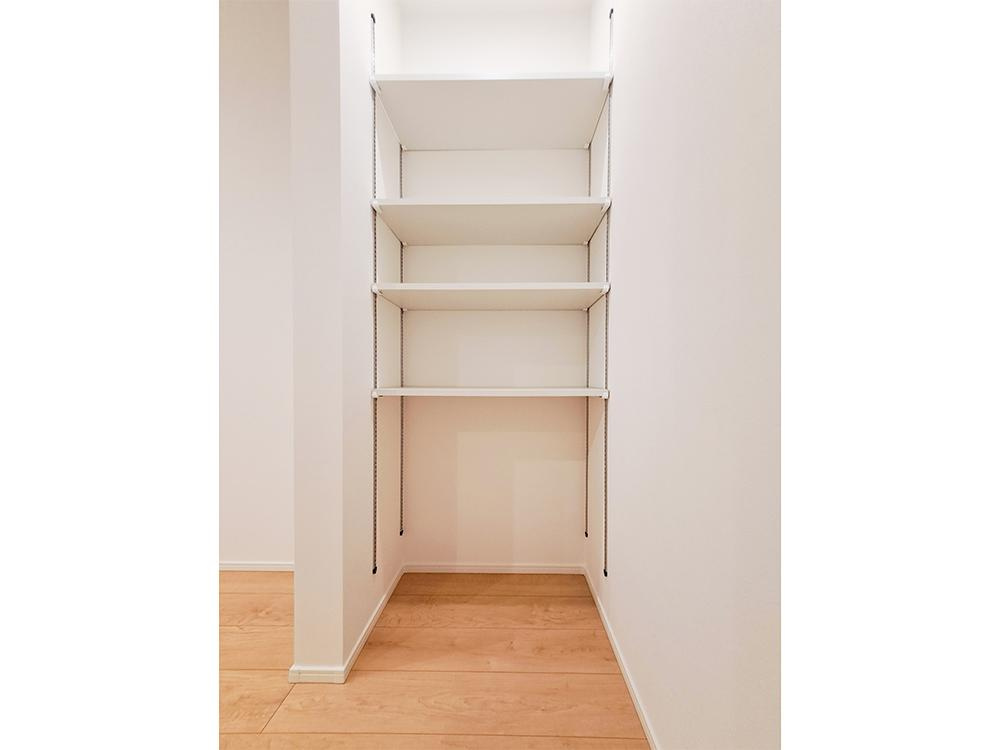 斐川町上直江　新築戸建て　平屋建て　令和7年9月完成予定の収納|ントリー
スパイスや調理家電、レシピ本などもすっきり収まる、お料理中でもサッと手が届く便利な収納です