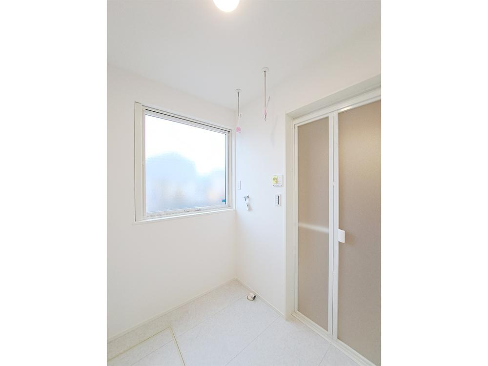 斐川町上直江　新築戸建て　平屋建て　令和7年9月完成予定のランドリースペース|ドライルーム兼洗面脱衣室
物干し金具付きでお天気を気にせずお部屋干しできます。