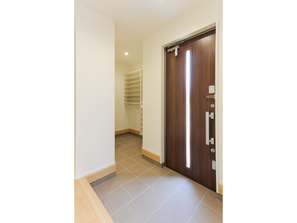 斐川町上直江　新築戸建て　平屋建て　令和7年9月完成予定の玄関|玄関
ワイドな玄関は土間収納側からキッチンへ上がれる家事ラク動線！扉を閉めればすっきり