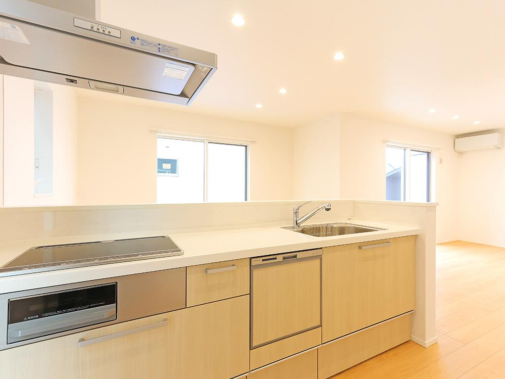 斐川町上直江　新築戸建て　平屋建て　令和7年9月完成予定のキッチン|クリナップ製システムキッチン
お手入れラクラクIHヒーター、食器洗浄乾燥機つき。背面にパントリー付き