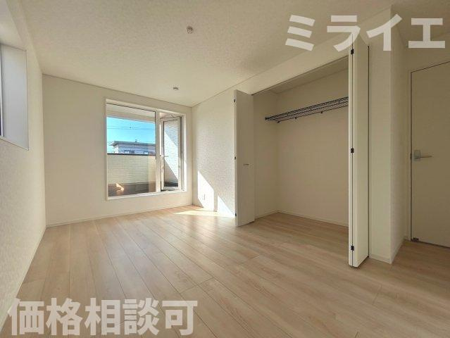 【新築戸建】岩見沢市上幌向南2条8丁目2棟の洋室|2階洋室にはルーフバルコニーが設置されています。