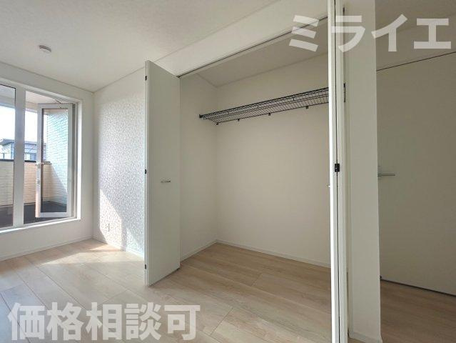 【新築戸建】岩見沢市上幌向南2条8丁目2棟の収納|標準奥行90㎝で収納力のあるクローゼットを配置しています。