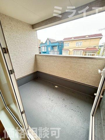 【新築戸建】岩見沢市上幌向南2条8丁目2棟のバルコニー|屋根付で雨・雪が入りにくいルーフバルコニーを採用しています。洗濯物干しだけではなく椅子を置いてのんびり過ごせる広さです。