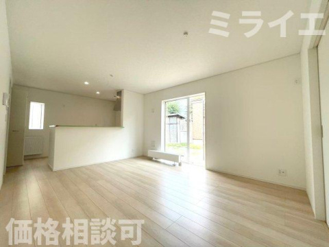 【新築戸建】岩見沢市上幌向南2条8丁目2棟の居間・リビング|【仲介手数料無料】【価格相談可能】【2号棟内覧可能】です。