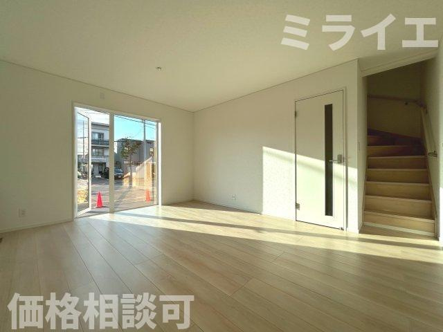 【新築戸建】岩見沢市上幌向南2条8丁目2棟の居間・リビング|リビングが見渡せる対面キッチンを採用。内装(壁・床・建具)は白を基調とし、明るい雰囲気となっています。