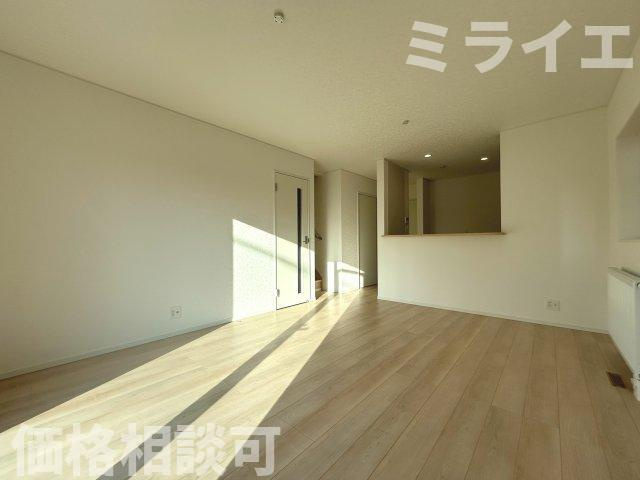 【新築戸建】岩見沢市上幌向南2条8丁目2棟の居間・リビング|リビングが見渡せる対面キッチンを採用。内装(壁・床・建具)は白を基調とし、明るい雰囲気となっています。