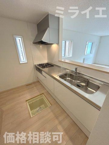 【新築戸建】岩見沢市上幌向南2条8丁目2棟のキッチン|広々システムキッチンは、シンク・調理部分だけではなく、小物から大きな調理器具まで収納でき、出し入れもスムーズな収納充実プランを採用。食洗器設置可能。床下収納あり。