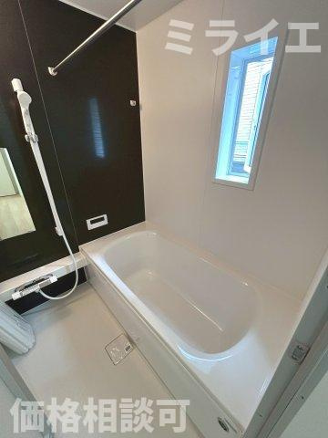 【新築戸建】岩見沢市上幌向南2条8丁目2棟の浴室|追焚機能・浴室乾燥機能完備しています。