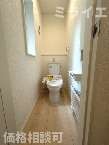 【新築戸建】岩見沢市上幌向南2条8丁目2棟のトイレ|1階・2階に温水洗浄便座を設置。センサーによる便ふたオート開閉機能により、手を触れることがなく快適で衛生面にも配慮されています。