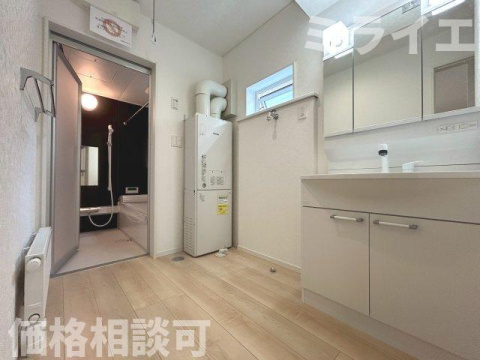 【新築戸建】岩見沢市上幌向南2条8丁目2棟の独立洗面台|広範囲を映すだけではなく、両サイドのミラー裏に収納棚を設け、洗面道具をスッキリ収納できる三面鏡タイプを採用しています。