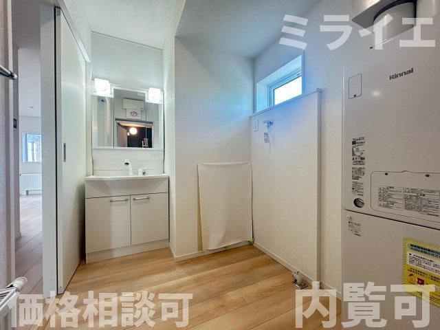 【新築戸建】岩見沢市上幌向南2条8丁目2棟の独立洗面台|広範囲を映すだけではなく、両サイドのミラー裏に収納棚を設け、洗面道具をスッキリ収納できる三面鏡タイプを採用しています。