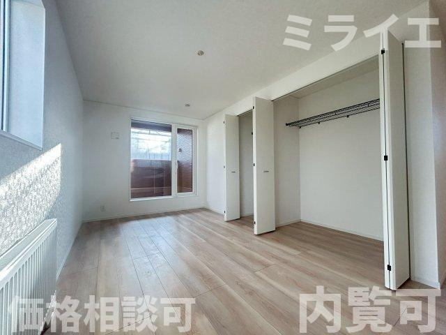 【新築戸建】岩見沢市上幌向南2条8丁目2棟の洋室|2階洋室にはルーフバルコニーが設置されています。