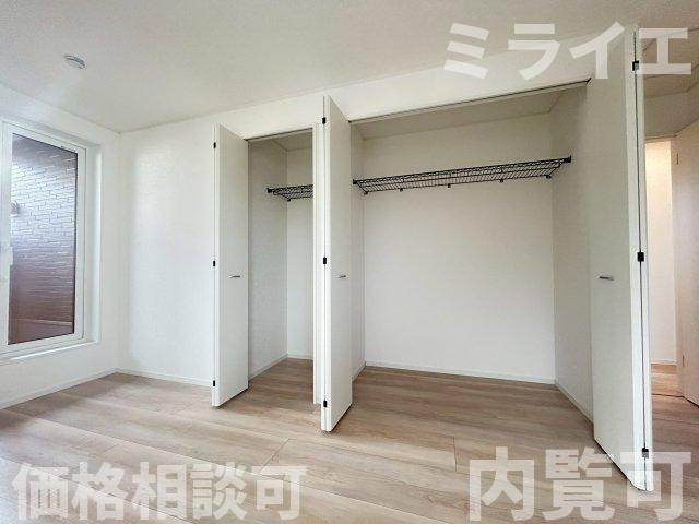 【新築戸建】岩見沢市上幌向南2条8丁目2棟の収納|標準奥行90㎝で収納力のあるクローゼットを配置しています。