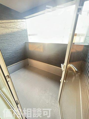 【新築戸建】岩見沢市上幌向南2条8丁目2棟のバルコニー|屋根付で雨・雪が入りにくいルーフバルコニーを採用しています。洗濯物干しだけではなく椅子を置いてのんびり過ごせる広さです。