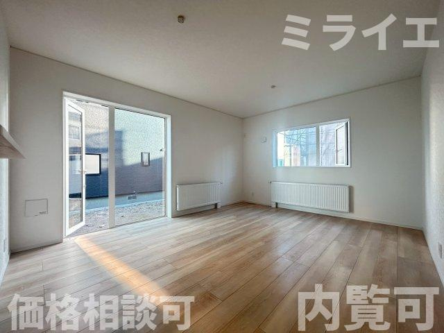 【新築戸建】岩見沢市上幌向南2条8丁目2棟の居間・リビング|リビングが見渡せる対面キッチンを採用。内装(壁・床・建具)は白を基調とし、明るい雰囲気となっています。