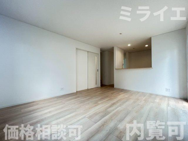 【新築戸建】岩見沢市上幌向南2条8丁目2棟の居間・リビング|リビングが見渡せる対面キッチンを採用。内装(壁・床・建具)は白を基調とし、明るい雰囲気となっています。