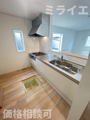 【新築戸建】岩見沢市上幌向南2条8丁目2棟のキッチン|広々システムキッチンは、シンク・調理部分だけではなく、小物から大きな調理器具まで収納でき、出し入れもスムーズな収納充実プランを採用。食洗器設置可能。床下収納あり。