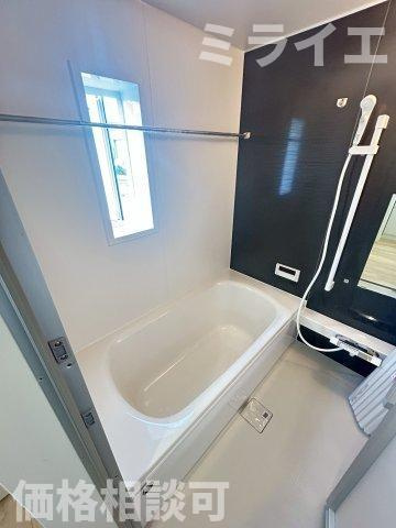 【新築戸建】岩見沢市上幌向南2条8丁目2棟の浴室|エコベンチ浴槽で満水時約35Lの節水が可能。半身浴が楽しめ小さなお子様もベンチ部分がステップとなり浴槽への出入りがしやすい形状です。追焚機能・浴室乾燥機能も完備しています。