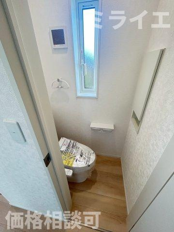 【新築戸建】岩見沢市上幌向南2条8丁目2棟のトイレ|1階・2階に温水洗浄便座を設置。センサーによる便ふたオート開閉機能により、手を触れることがなく快適で衛生面にも配慮されています。