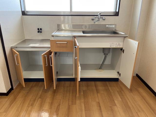 ＭＩＯ　ＢＬＤ（ミオ　ビル）のキッチン|キッチン下収納