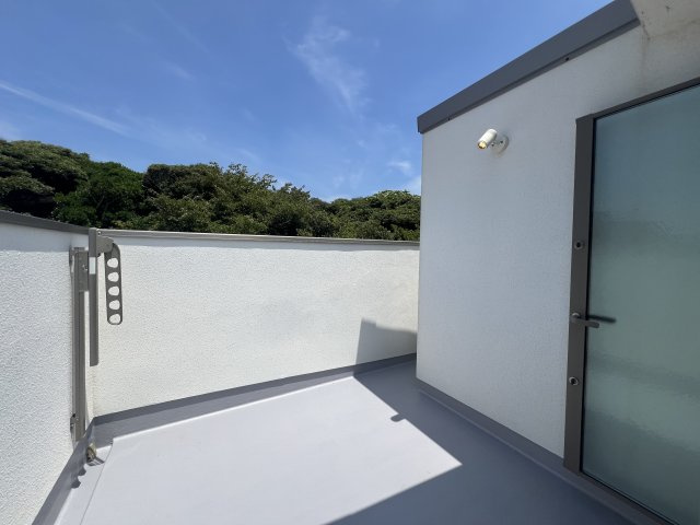 七里ガ浜ってだけでやられます！【鎌倉市七里ガ浜2丁目】リフォーム中古戸建のバルコニー|開放的で明るい空間を演出してくれるバルコニーです