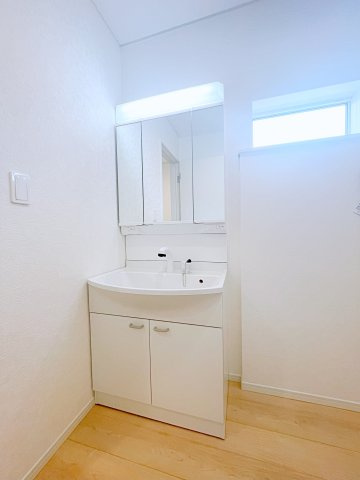 新築戸建・建売　深谷市武蔵野　CRADLE GARDEN　全3棟の独立洗面台|三面鏡タイプの独立洗面台で、身だしなみチェックも収納力も◎洗面まわりもすっきり清潔に保てます！