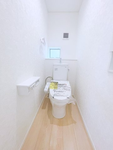 新築戸建・建売　深谷市武蔵野　CRADLE GARDEN　全3棟のトイレ|小窓付きで自然光が入る明るくて爽やかなトイレ空間です！