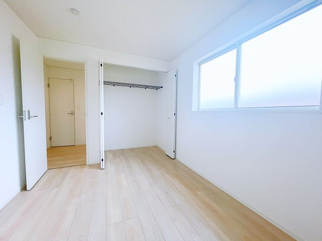 新築戸建・建売　深谷市武蔵野　CRADLE GARDEN　全3棟の洋室|2面採光で明るい洋室です！ホワイト基調の爽やか空間からインナーバルコニーにも出られます♪