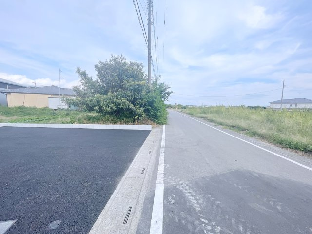 新築戸建・建売　深谷市武蔵野　CRADLE GARDEN　全3棟の前面道路含む現地写真|車通りが少なく静かな住宅街に立地♪前面道路も穏やかな雰囲気でゆったりとした暮らしができます♪