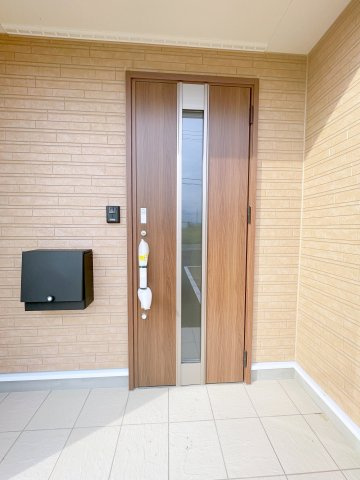 新築戸建・建売　深谷市武蔵野　CRADLE GARDEN　全3棟の玄関|奥行きがあるので雨が降っても開閉に心配ありません！