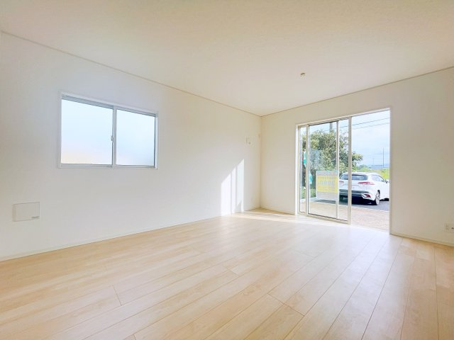 新築戸建・建売　深谷市武蔵野　CRADLE GARDEN　全3棟の居間・リビング|ホワイトを基調とした明るく開放的なLDKです！