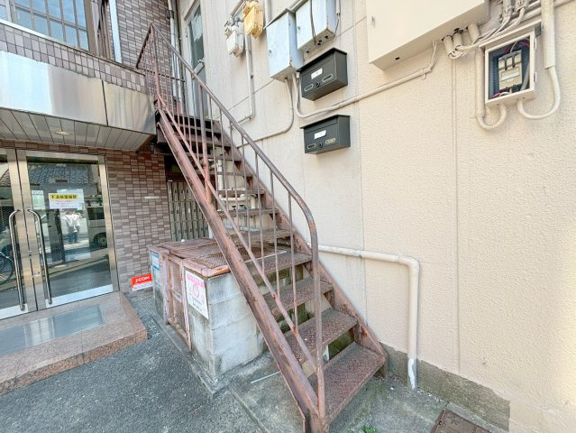 双和ビルのエントランス