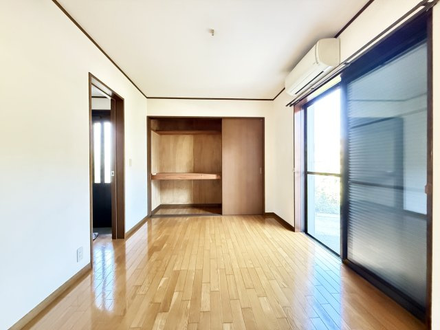 孕西町貸家の洋室