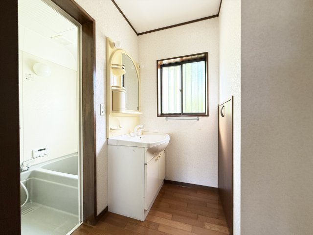 孕西町貸家の独立洗面台