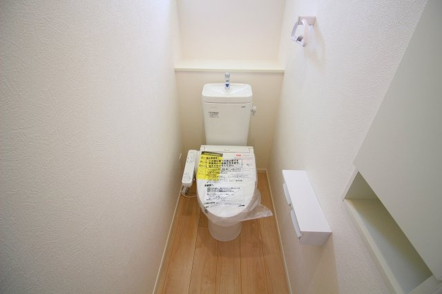 米子市皆生6丁目第一新築分譲住宅のトイレ|≪同仕様写真≫
2ヶ所にトイレもございます。もちろんウォシュレットも設置予定
