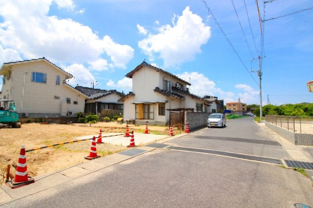 米子市皆生6丁目第一新築分譲住宅の前面道路含む現地写真|北側接道：公道幅員約5.6ｍとなっております〇