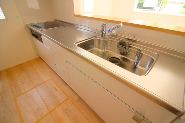 米子市皆生6丁目第一新築分譲住宅のキッチン|同仕様写真≫
大容量収納可能なシステムキッチンになります。背面にがカップボード等も設置できる広さがあります。