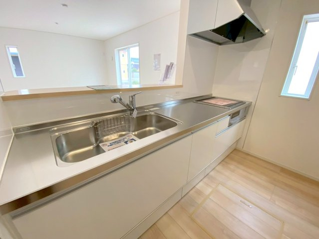 米子市皆生6丁目第一新築分譲住宅のキッチン|大容量収納可能なシステムキッチンになります。背面にがカップボード等も設置できる広さがあります。