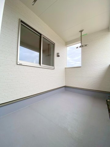 米子市皆生6丁目第一新築分譲住宅のバルコニー|インナーバルコニーになります。屋根があるバルコニーが特徴の全国展開の建売会社の商品になります。オプションでサッシを設置し、サンルーム仕様にする事が出来ます。