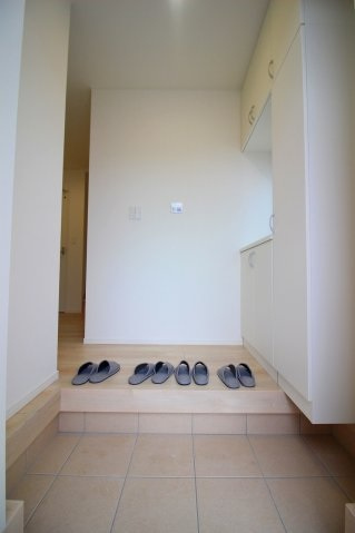 米子市皆生6丁目第一新築分譲住宅の玄関|≪同仕様写真≫
玄関には、玄関収納（コンポリア）が標準で設置